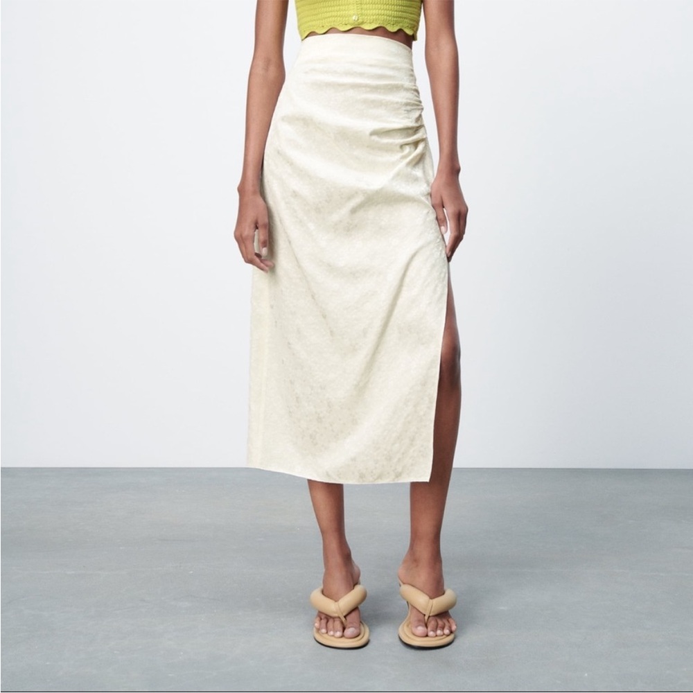 NWOT Zara jacquard pencil skirt. Embroidered floral with side slit - Medium